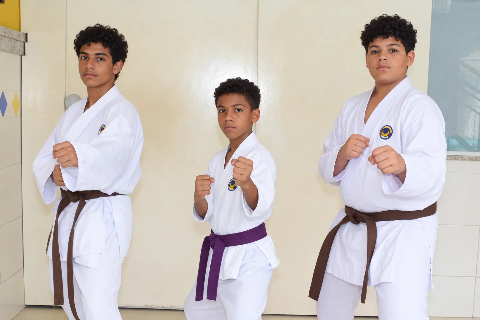 Alunos do Millennium de quimono em posição de karatê
