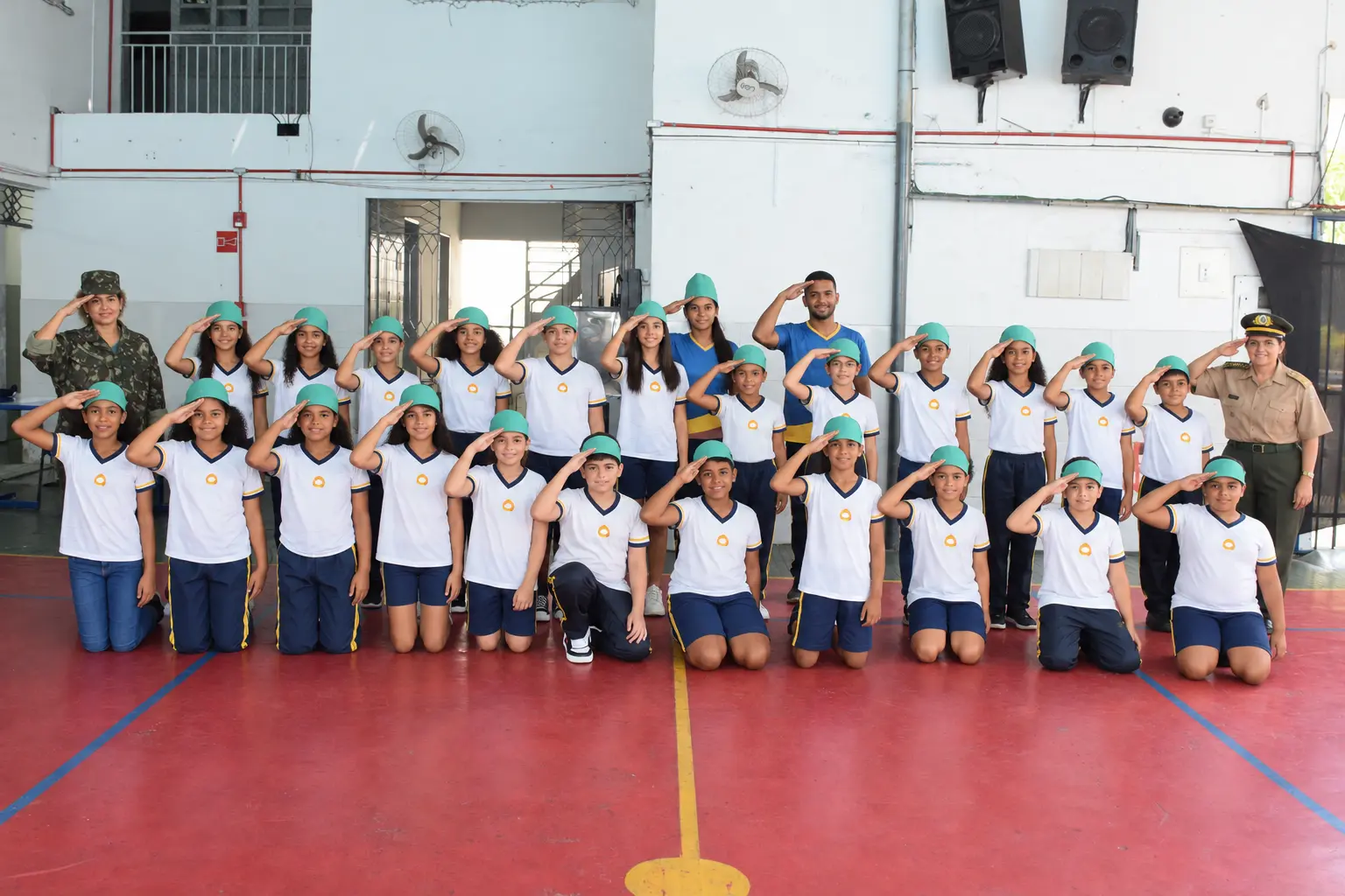 Turma do Millennium em atividade de civismo na quadra da escola